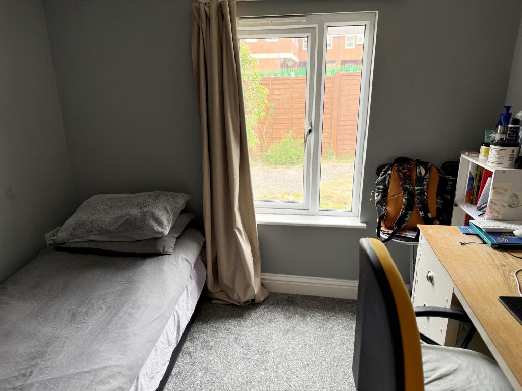 Lot: 161 - DETACHED BUNGALOW IN TOWN CENTRE - Second bedroom with window overlooking rear garden